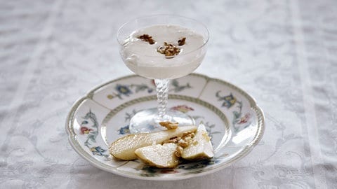 Whiskey-Creme mit karamellisierten Birnen und Walnüssen in einer Schale