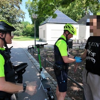 Die Fahrradpolizisten Aurelia Hildebrandt und Sebastian Eberhardt haben im Stuttgarter Schlosspark einen Mann mit einem E-Scooter angehalten.