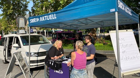 Am SWR-Stand am Löhrrondell in Koblenz spricht das SWR-Team mit Passanten.