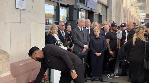 Angehörige und Freunde legen Blumen an der Gedenktafel ab. Mit dabei sind Bahn-Chefin Palla (1. von links) und Bundesverkehrsminister Bilger (CDU) (4. von links).