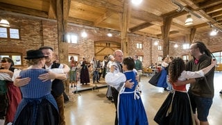 Volksmusik jenseits von Kitsch und Kommerz: Im Bauernhausmuseum Wolfegg (Kreis Ravensburg) spielen beim Volksmusiktag über 25 Tanz- und Stubenmusiker sowie Gesangsgruppen aus dem ganzen Land auf.
