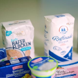 Mehrere Lebensmittel der Aldi Eigenmarke sind zu sehen. Aldi Süd und Nord sind zusammen der größte deutsche Discounter. Wir checken Preis und Qualität bei Spaghetti, Saft und Gartengeräten. Wie gut sind Bio-Gemüse und -Eier? 