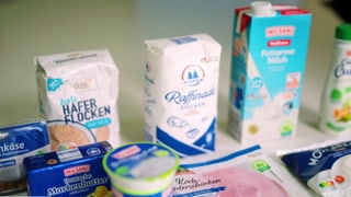 Mehrere Lebensmittel der Aldi Eigenmarke sind zu sehen. Aldi Süd und Nord sind zusammen der größte deutsche Discounter. Wir checken Preis und Qualität bei Spaghetti, Saft und Gartengeräten. Wie gut sind Bio-Gemüse und -Eier? 