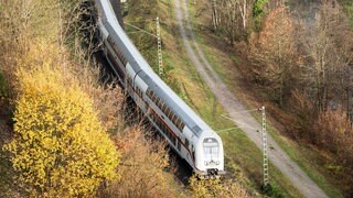 Ein Intercity fährt von Rottweil in Richtung Stuttgart auf der Gäubahnstrecke. Die Gäubahn-Direktverbindung Stuttgart-Zürich ist ab Mitte Dezember in Teilen Geschichte.