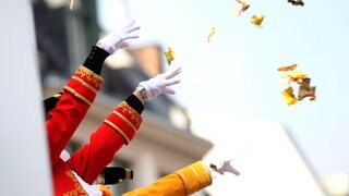 "Kamelle"-Werfen beim Rosenmontagszug in Köln