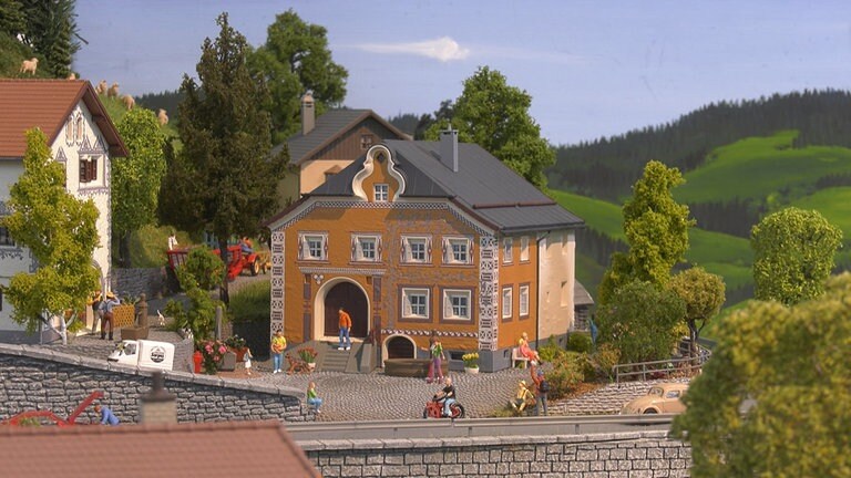 Bei FALLER erscheint ein neues Haus aus der Engadin-Serie. Die typische Bemalung erfolgt aufwändig mit Digitaldruck.
