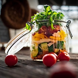 Schüttelsalat im Glas