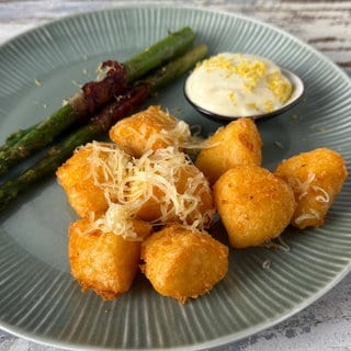Kartoffel-Käse-Krapfen, Spargel im Speckmantel und Blitz-Mayo