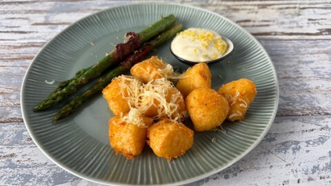 Kartoffel-Käse-Krapfen, Spargel im Speckmantel und Blitz-Mayo