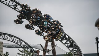 Menschen fahren mit der Achterbahn "Voltron" im Europa-Park. Der Freizeitpark ist von einem Stromnetzengpass im Ortenaukreis betroffen.