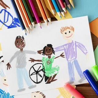 Eine Kinderzeichnung zeigt drei Kinder, die einander die Hände auf die Schultern legen. Eines der gezeichneten Kinder sitzt in einem Rollstuhl. Das Bild steht symbolisch für das Thema Inklusion in Kitas und Schulen.
