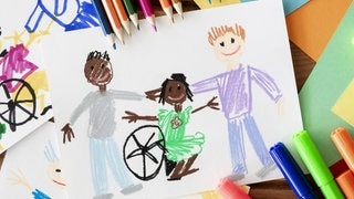 Eine Kinderzeichnung zeigt drei Kinder, die einander die Hände auf die Schultern legen. Eines der gezeichneten Kinder sitzt in einem Rollstuhl. Das Bild steht symbolisch für das Thema Inklusion in Kitas und Schulen.