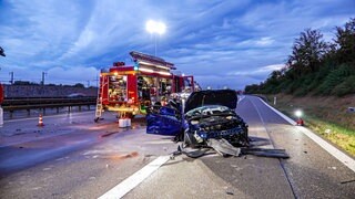 Verunfalltes Auto auf der A8 bei Denkendorf (Kreis Esslingen)
