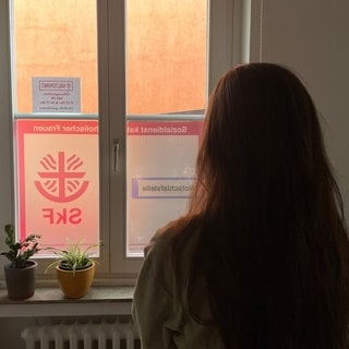Martina G. hat Gewalt in ihrer Beziehung erlebt, hat psychische Probleme. Betrüger brachten sie um ihre Ersparnisse. Irgendwann konnte sie die Miete nicht mehr zahlen. Sie geriet in die Wohnungslosigkeit und kam beim Sozialdienst katholischer Frauen unter.