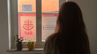 Martina G. hat Gewalt in ihrer Beziehung erlebt, hat psychische Probleme. Betrüger brachten sie um ihre Ersparnisse. Irgendwann konnte sie die Miete nicht mehr zahlen. Sie geriet in die Wohnungslosigkeit und kam beim Sozialdienst katholischer Frauen unter.