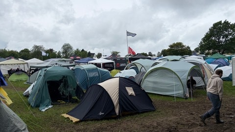 Dicke Wolken hängen über dem Festivalgelände von Rock am Ring 