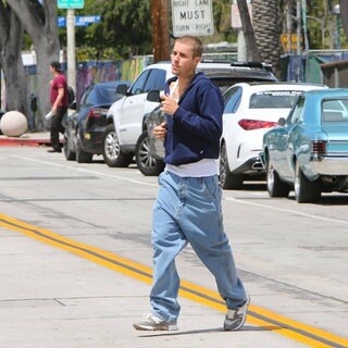 Justin Bieber trägt lässige Jeans bei einem Stadtbummel. Archivfoto.