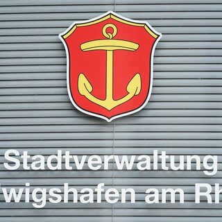 Stadtverwaltung Ludwigshafen: Ein heruntergelassener Sichtschutz hängt an einem Fenster mit dem Schriftzug "Stadtverwaltung Ludwigshafen am Rhein". 