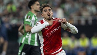 Kapitän Ricardo Horta zeigt auf Braga Logo beim Jubel