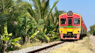 Viermal am Tag pendelt der Zug zwischen Mae Klong und Ban Laem auf dem ersten Teil der Meterspurstrecke.