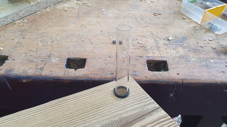 Zwei O-Ringe über das Reagenzglas schieben. Das Reagenzglas in die vorgesehene Öffnung einsetzen. 