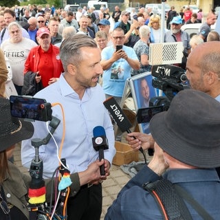 AfD-Spitzenkandidat Ulrich Siegmund besucht in Wolmirstedt einen Infostand der AfD zur Landtagswahl 2026 und spricht mit verschiedenen Medien.