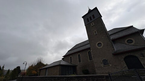 Pfarrer Klaus Kohnz ist sicher, dass Kirchen, wie diese in Müllenbach, im Dorf bleiben.