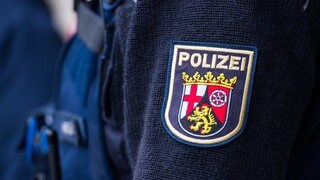 Polizist in Uniform mit dem Wappen von Rheinland-Pfalz