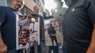 Hinterbliebene des getöteten Zugbegleiters Serkan Çalar sind bereits am Mittwochmorgen vor dem Landgericht Zweibrücken, wo am Donnerstag der Prozess gegen den Mann, der seinen Tod zu verantworten hat, und zeigen Bilder ihres verstorbenen Freundes, Familienmitgliedes und Arbeitskollegen.