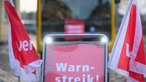 Symbolbild: Ein Schild steht vor einem Bus während des Warnstreiks im Regionalbusverkehr