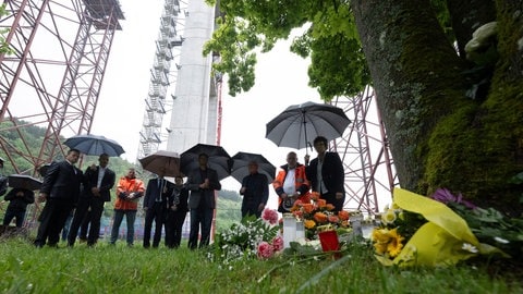 Nach dem tödlichen Gondelabsturz auf einer Brückenbaustelle in Horb am Neckar (Kreis Freudenstadt) haben am Mittwoch unter anderem Vertreter und Vertreterinnen aus der Politik Blumen an einem Baum niedergelegt. Am Dienstag waren drei Männer bei dem Absturz der Arbeitsgondel ums Leben gekommen.