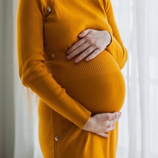 Ein schwangere Frau hält die Händer vor ihren Babybauc. In Mainz ist ein Mann zu einer Bewähnrungstrafe veruteilt worden, nachdem er gedroht hatte, seiner schwangeren Frau das Baby aus dem Bauch zu schneiden. (Symbolbild)