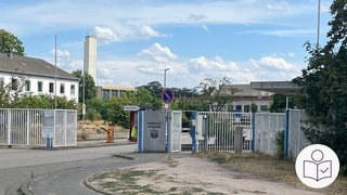 Der Eingang der Kurpfalz-Kaserne in Speyer. Derzeit ist dort eine Unterkunft für Asyl·bewerber. Die Bundes·wehr kehrt aber dorthin zurück. Rechts das SWR Logo für Leichte Sprache.
