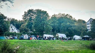 Zelte lose verteilt auf einem Grünstreifen: In Ulm beginnt ein Protestcamp gegen den israelischen Rüstungskonzern Elbit