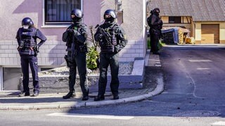 Bewaffnete Polizisten umziegeln 2022 ein Haus in Boxberg. Am Dienstag gab es am selben Anwesen eine SEK-Razzia, bei der vier mutmaßliche Reichsbürger festgenommen worden sind.  