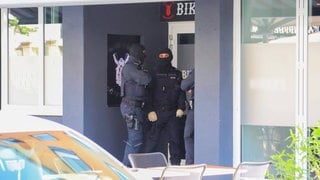 Vermummte Polizisten haben am Dienstagmorgen in Göppingen mehrere Objekte durchsucht. Es ging um Drogenhandel im Rockerumfeld.
