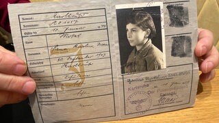 Eine Kennkarte zeigt ein Foto von Hanna Meyer-Moses aus Karlsruhe als Jugendliche. Sie hat das Dokument von den Nazis erhalten, als sie nach Gurs deportiert wurde.