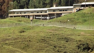 Kleidung hängt zum Trocknen vor einem Gefängnis, das speziell für den kolumbianischen Drogenboss Pablo Escobar eingerichtet wurde – nach seinem Geschmack