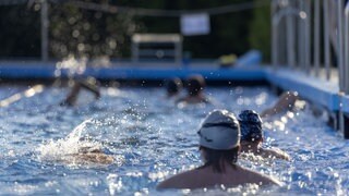 Ein 21-Jähriger soll im Bud-Spencer-Bad in Schwäbisch Gmünd mehrere Mädchen sexuell belästigt haben. Das teilten Polizei und Staatsanwalt in einer gemeinsamen Presseerklärung mit. (Symbolbild)