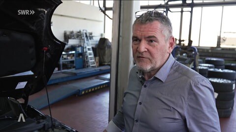 Autohändler Gerd Krug in seinem Autohaus in Albstadt. Seit der gestiegenen Diesel- und Benzinpreise, verkauft er hier deutlich mehr Elektroautos.