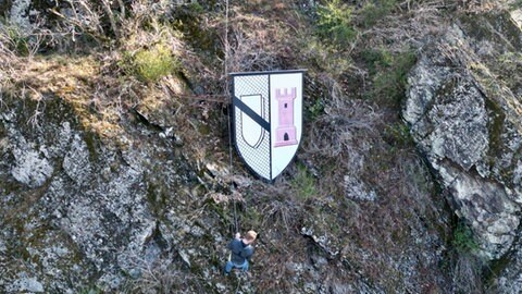 Nichts für Menschen mit Höhenangst: ein Mann seilt sich vom Kletterfelsen in Neuerburg ab. 