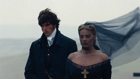 Jacob Elordi als Heathcliff sowie Schauspieler und Produzent Margot Robbie als Catherine Earnshaw in einer Szene des Films "Wuthering Height".