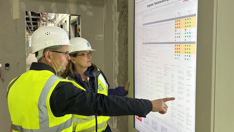 Eine digitale Tafel informiert die Projektleiter über jedes Gewerk, Krankheitsfälle und noch nicht abgeschlossene Aufgaben.