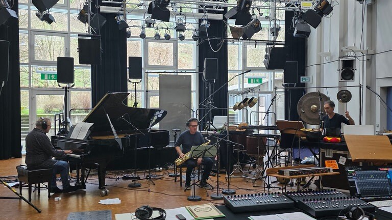 Großes Aufbau für eine CD-Aufnahme von Eivind Buenes "Personal Best" mit dem Trio Accanto