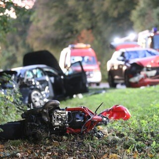 Ein Motorradfahrer ist am Montagabend bei einem Verkehrsunfall bei Weißenhorn im Kreis Neu-Ulm ums Leben gekommen. 