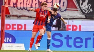 Mikkel Kaufmann (1. FC Heidenheim 1846) und Jacob Rasmussen (1. FC Kaiserslautern) im Zweikampf 