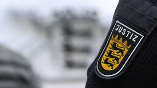 Symbolbild: Ein Justizbeamter steht während eines Prozesses in einem Saal des Landgerichts Stuttgart. Nach mehreren Straftaten ist eine syrische Großfamilie aus Stuttgart ausgereist.