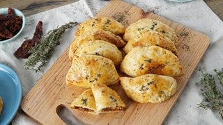Taschen mit Feta und getrockneten Tomaten