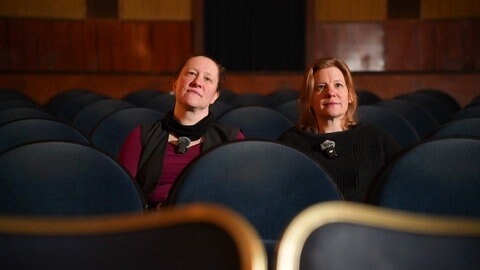 Hanna und Katharina Runge haben das Kino "Eifel-Bühne" von ihren Eltern übernommen.