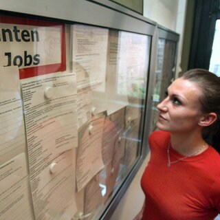Eine junge Frau schaut sich Angebote für Studentenjobs an. In Baden-Württemberg arbeiten mehr junge Menschen als früher.